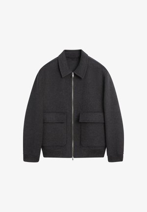 Ciemnoszara wełniana kurtka z zamkiem błyskawicznym, szerokim kołnierzem i dwoma przednimi kieszeniami z patkami. Projekt uzupełniają ściągane mankiety i dół.