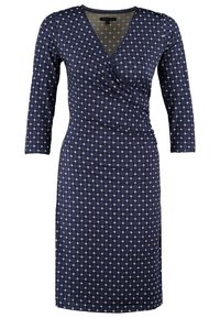 Námořnický zavinovací šaty s třičtvrtečními rukávy, se vzorem diamantů v bílé a světle modré barvě. Vyrobeno z měkké tkaniny s obepínající siluetou.