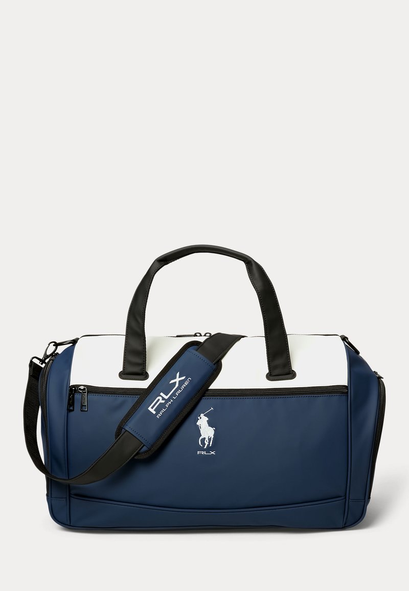 Marinblå och vit duffelväska med svarta handtag och justerbar axelrem med RLX Ralph Lauren-logotyp och polo-spelar-emblem på framsidan.