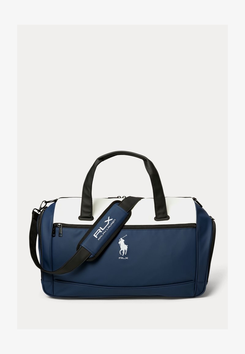 Marinblå och vit duffelväska med svarta handtag och justerbar axelrem med RLX Ralph Lauren-logotyp och polo-spelar-emblem på framsidan.