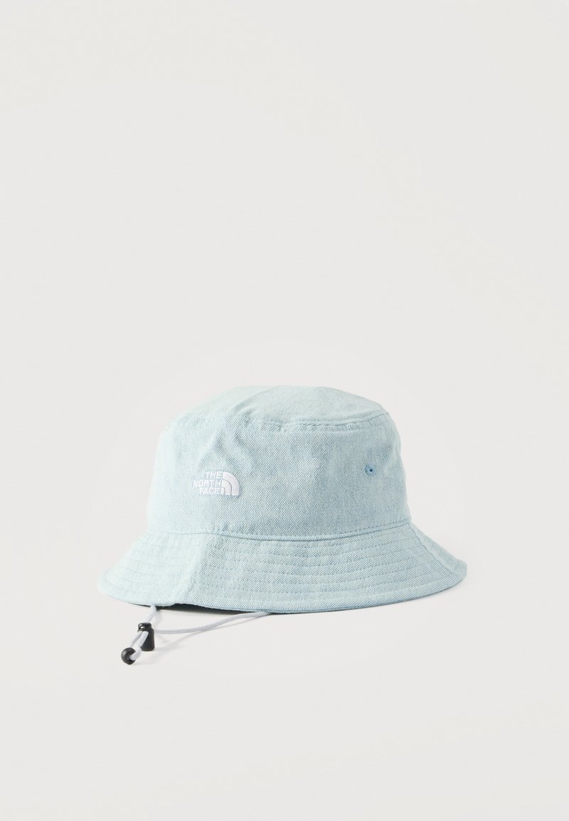 Σκούφος κάβουρα από ανοιχτό μπλε τζιν με φαρδιά τσέπη, ρυθμιζόμενο λουρί στο πηγούνι και λευκό κεντημένο λογότυπο "The North Face".