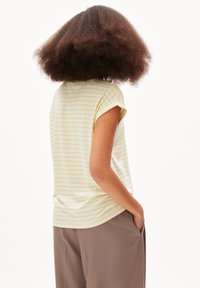 ARMEDANGELS JILAANA STRIPES  - T-shirt print - pastel green oatmilk