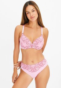 Reggiseno in pizzo rosa e slip bikini a vita alta con ricami floreali, spalline regolabili e una texture liscia.
