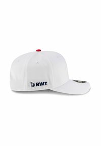 Weißer Baseballcap mit gebogenem Schirm, versehen mit einem roten Knopf oben und einem marineblauen "BWT"-Logo auf der Vorderseite gestickt.
