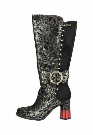 Stivali neri al ginocchio con motivo floreale metallico, accenti di fibbia argentata, borchie perlacee e tacco grosso in tonalità rossa. Realizzati in pelle e scamosciato.