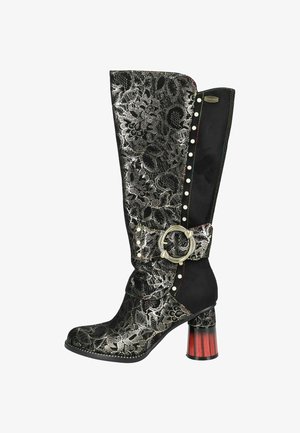Bottes noires à hauteur de genou avec un motif floral métallique, accent en boucle argentée, clous en perles et talon épais teinté de rouge. Fabriquées en cuir et en daim.