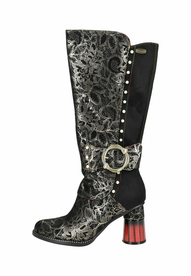 Bottes noires à hauteur de genou avec un motif floral métallique, accent en boucle argentée, clous en perles et talon épais teinté de rouge. Fabriquées en cuir et en daim.
