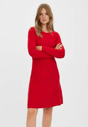 Robe longue à manches longues rouge avec une silhouette droite, fabriquée en tissu doux, arborant un col rond et une longueur mi-cuisse.