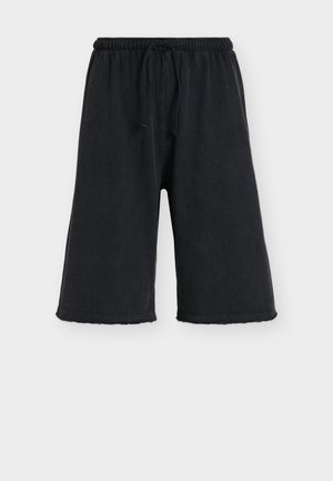 Pantalones cortos de forro polar negros de longitud media con cintura elástica y cordón, diseñados para uso casual.