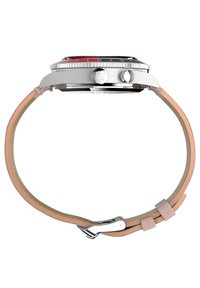 Hõbedane roostevabast terasest kell musta ja punase äärisega, tan-kollane nahkrihm ja hõbedased detailid. Includes prominent crown and adjustable buckle.