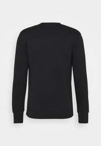 Svart sweatshirt med lång ärm, rund halsringning och ribbad ärm- och nederkant. Slät textur, minimalistisk design, inga synliga logotyper eller mönster.