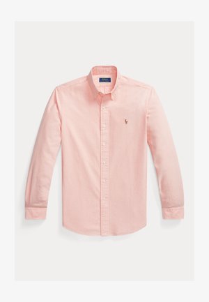 Dolga majica rožnate barve z dolgimi rokavi, gumbi na sprednji strani, ovratnik z gumbi in majhnim izvezenim logotipom Polo Ralph Lauren na prsih.