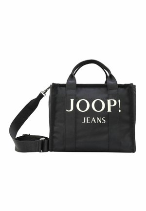 Czarna prostokątna torebka z podwójnymi uchwytami i regulowanym paskiem na ramię, z białym napisem "JOOP! JEANS" z przodu.