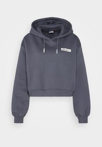 Sweat à capuche court en mélange de coton gris foncé. Comprend une étiquette logo cousue sur la poitrine, des poignets et un ourlet côtelés. Texture douce.