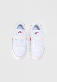 Biele športové topánky s hornou časťou z sieťoviny a kože, s ružovými akcentmi, šnurovaním a suchým zipsom pre bezpečné uchytenie.