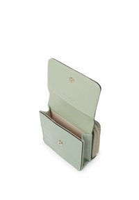 Miętowozielony portfel o błyszczącej powierzchni, wyposażony w zamek błyskawiczny, złote okucia oraz wewnętrzną kieszonkę na karty. Zaprojektowany z myślą o kompaktowym przechowywaniu.