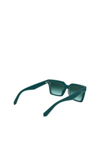 Turkusowe kwadratowe okulary przeciwsłoneczne z gradientowymi soczewkami, grubymi oprawkami i prostymi zausznikami. Na ramionach subtelne logo oraz metalowy zawias.