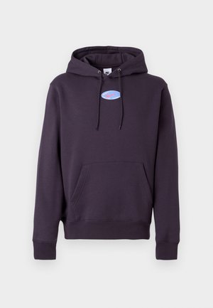Ciemnofioletowa bluza z kapturem, z kieszenią z przodu i sznurkami, z małym niebieskim owalnym logo Nike i różowym swooshem na klatce piersiowej.
