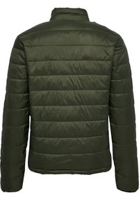 Olivgrön pufferjacka med hög krage, quiltat mönster och slät yta. Har horisontell sömnad och elastiska ärmmuddar.