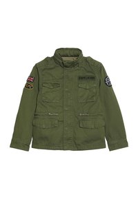 Zielona kurtka wojskowa w stylu z wysokim kołnierzem, dwiema kieszeniami na piersi i dwiema dolnymi kieszeniami z klapą. Posiada haftowane naszywki i zamek.