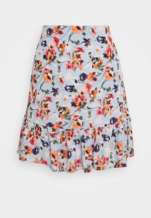 Lichtblauwe bloemenrok met oranje, roze en donker paarse bloemen, voorzien van een gerimpelde zoom en een licht uitlopende silhouet.