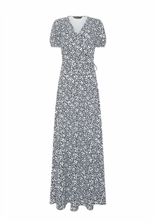 Robe portefeuille florale en noir et blanc avec manches courtes bouffantes, encolure en V et taille à nouer, s'évasant en une longue jupe plissée.