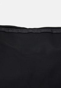 Borsa nera in nylon con una texture liscia, dotata di chiusura a zip nella parte superiore. Il design è semplice e funzionale, senza motivi visibili.