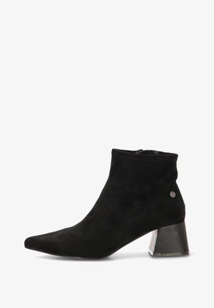 Botín de ante negro con punta puntiaguda, cierre de cremallera y tacón geométrico de bloque. Textura notable y acabado suave.