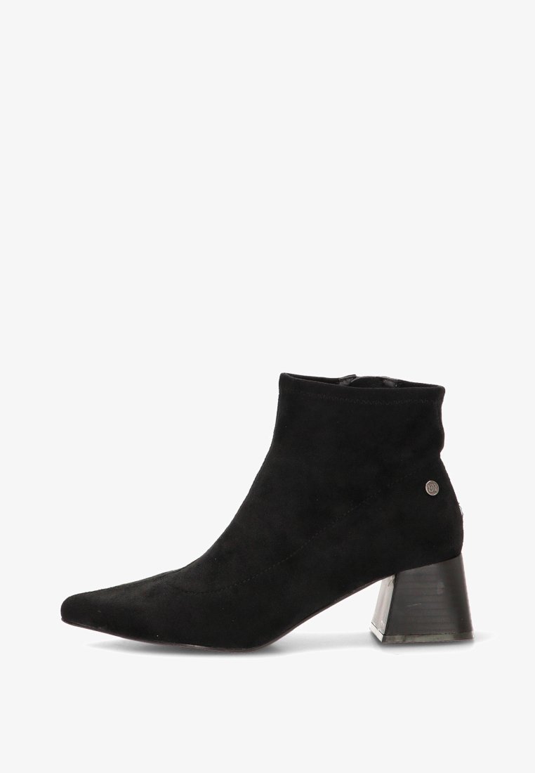 Botín de ante negro con punta puntiaguda, cierre de cremallera y tacón geométrico de bloque. Textura notable y acabado suave.