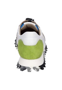 Sneaker bianco con tallone in suede verde, accenti marroni e suola nera resistente. Presenta una tomaia in pelle liscia e chiusura con lacci sul retro.