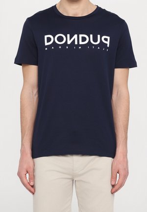 T-shirt en coton bleu marine avec un texte graphique blanc audacieux centré sur le devant. Manches courtes, col rond et texture lisse.