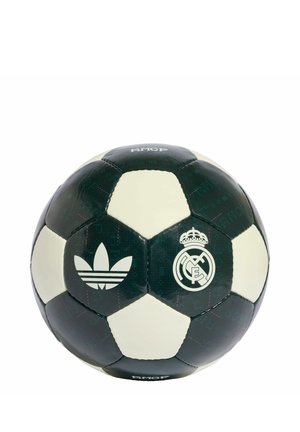 Balón de fútbol clásico en blanco y negro con el logo de Adidas y el emblema del club de fútbol Real Madrid en paneles alternos.