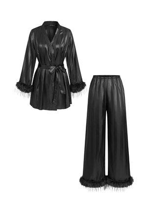 Zwart satijnen pyjama set met gestreepte textuur, bestaande uit een ochtendjas met ceintuur en veren manchetten en bijpassende wijde broek met veren zoom.