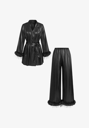 Set di pigiama in raso nero con trama a righe, composto da una vestaglia con cintura e polsini piumati e pantaloni a gamba larga coordinati con orli piumati.