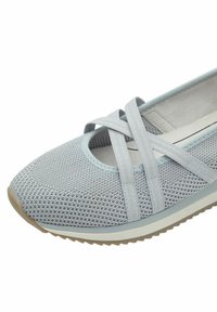 Helleblaue Mesh-Ballettschuhe mit überkreuzten elastischen Riemen, runder Spitze und strukturiertem Obermaterial. Mit gepolsterter Innensohle und Gummisohle.