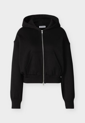 Μαύρο cropped φούτερ με φερμουάρ, μακριά μανίκια, μπροστινές τσέπες τύπου καγκουρό, ριμπ τελείωμα στο κάτω μέρος και στις μανσέτες, με προσαρτημένη κουκούλα.