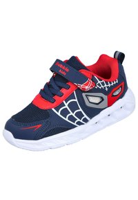Zapatillas para niños en azul y rojo, con parte superior de malla, suela blanca, diseño de tela de araña y correa de velcro. Presentan detalles reflectantes y texturizados.