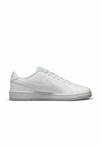 Zapatillas de cuero blancas con un diseño de corte bajo, puntera redonda, suela plana de goma gris y el icónico logo Swoosh en el lateral. Detalle de costura minimalista.