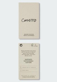 Étiquette engagée promouvant la mode durable, soutenant le coton durable avec une réduction des produits chimiques et des économies d'eau, incluant la certification FSC.