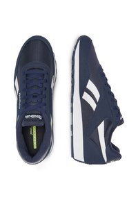 Granatowe buty sportowe z białymi akcentami, tekstylny wierzch, sznurowany design, wkładka z amortyzacją i gumowa podeszwa zapewniająca przyczepność.