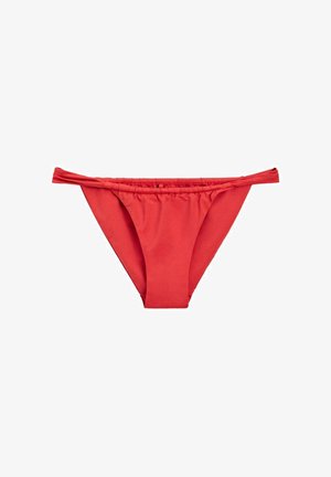 Rote Bikinihosen mit gerafftem elastischem Bund und seitlichen Bändern, flach auf weißem Hintergrund dargestellt.