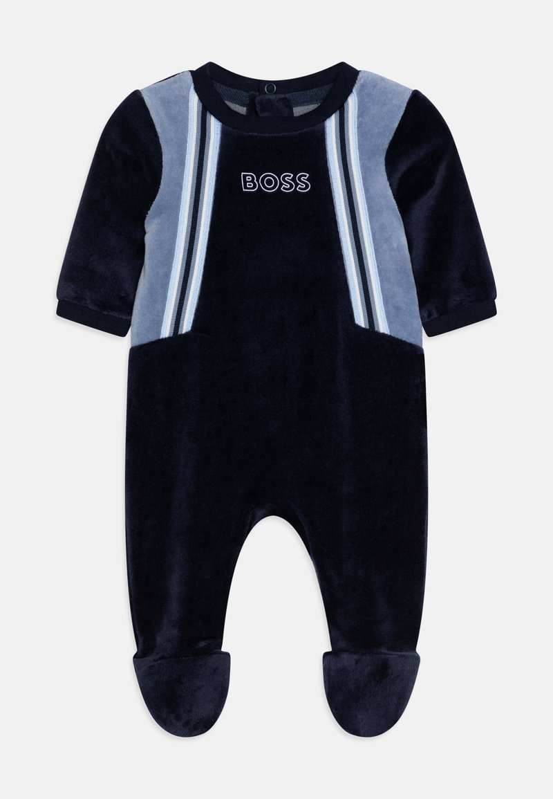 Détente en velours marine avec manches longues, design à pieds, accents rayés bleu et gris, avec le logo "BOSS" sur le devant. Doux et texturé.