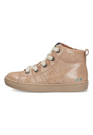Baskets montantes beiges avec une finition brillante, lacets blancs, semelle en caoutchouc plate et accents turquoise sur le talon. Matière texturée avec des détails de couture.