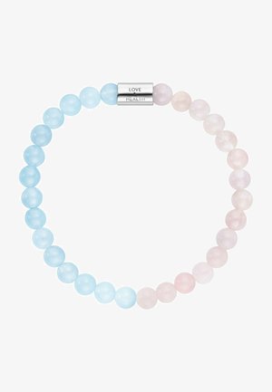 Blå og pink runde perler med en glat finish, der skifter farve. Metalspænde indgraveret med "KÆRLIGHED" og "HELSE." Enkel og minimalistisk design.