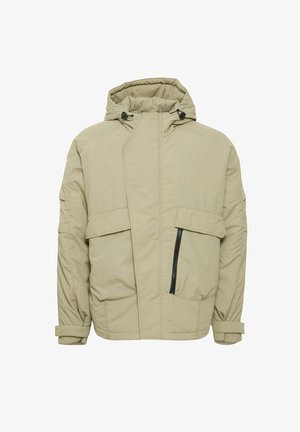 Beżowa kurtka z kapturem wykonana z teksturowanej tkaniny, z dwoma dużymi przednimi kieszeniami, pionową kieszenią na zamek i regulowanymi mankietami.