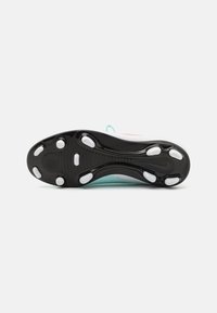 Semelle de crampons de football noire avec des crampons blancs, présentant une finition lisse et des accents turquoise, mettant en avant un design épuré et un motif de traction.