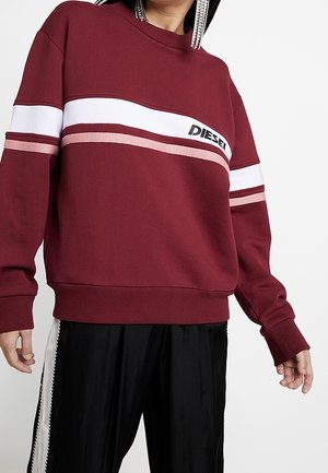 Sudadera burdeos con cuello de canalé y rayas horizontales en blanco y rosa. Presenta el logo "DIESEL" en negro en la parte frontal.