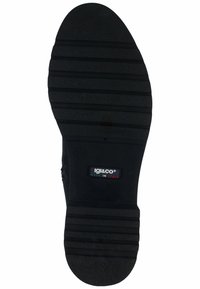 Suela de goma negra con ranuras diagonales y un patrón texturizado. Presenta una etiqueta con "Igi&Co" y "Hecho en Italia" en rojo, verde y blanco.