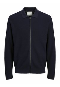 Granatowy sweter na zamek z prążkowanej dzianiny z klasycznym kołnierzem, posiadający długie rękawy i gładką, usztywnioną fakturę. Srebrny zamek biegnie z przodu.