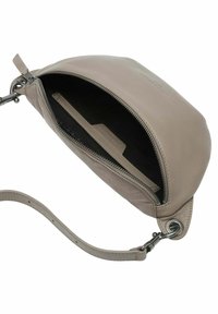 Borsa crossbody in pelle grigia con zip superiore, scomparto interno per carte e tracolla regolabile. Texture liscia con un design curvo e minimalista.